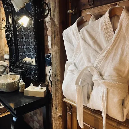 La Casa Blue Bed & Breakfast *