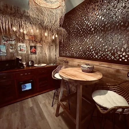 La Casa Blue Bed & Breakfast *